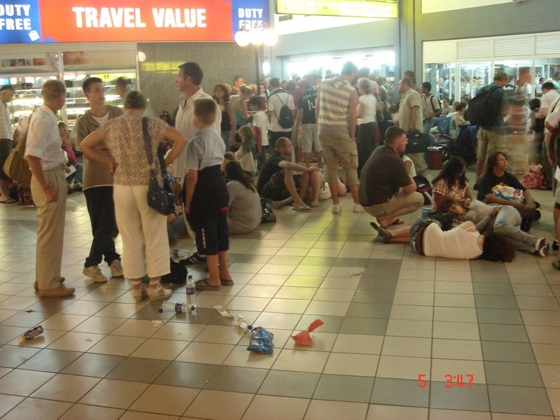 Вот так выглядит аэропорт Корфу. Приехали мы туда за три часа, стояли на улице, внутри нет никаких условий, люди лежат прямо на полу. 